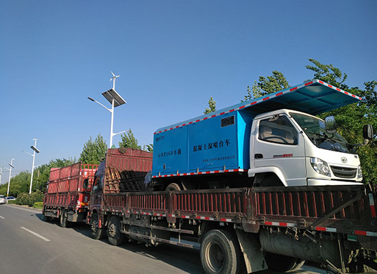 車(chē)載混凝土濕噴臺(tái)車(chē)、空壓機(jī)發(fā)貨現(xiàn)場(chǎng)