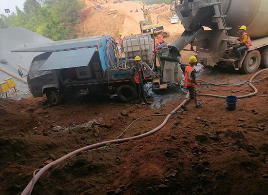 中鐵一局車載混凝土濕噴機施工現場